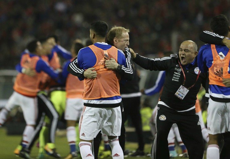 ปารากวัยช็อคแฟนๆ เดิมพันกีฬาด้วยชัยชนะ 0-3 อันน่าประหลาดใจในการเตะกับชิลี