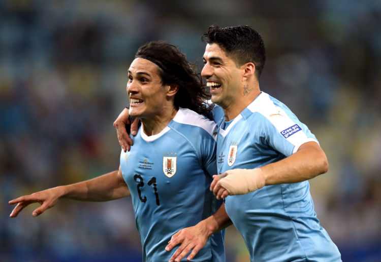 Edinson Cavani merayakan gol yang dicetaknya.