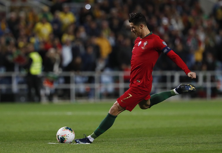 Euro2020 Qualifying: ở phút thứ 7, Ronaldo tự mình kiếm về một quả 11m