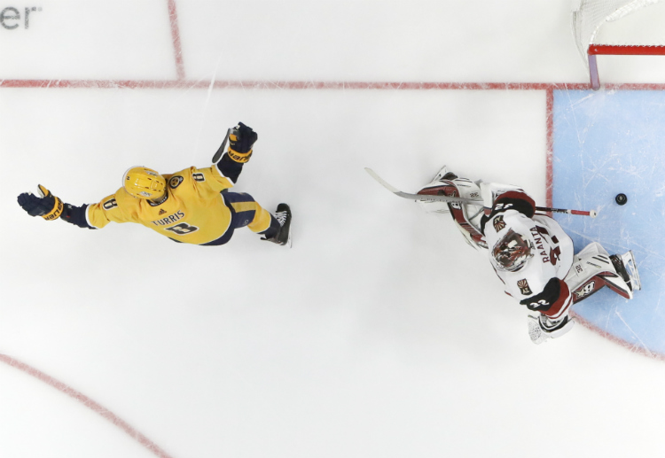 애리조나의 골텐더 안티 란타 가 지난 12월 23일 내슈빌과의 원정전에서 카일 투리스 에게 골을 허용한 뒤 망연자실한 표정을 짓고 있다.