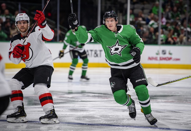 댈러스의 데니스 구리아노프(Denis Gurianov)가 12월 22일 캘거리와의 홈 경기에서 캘거리 골텐더 데이빗 리티치(David Rittich)를 피해 골대로 빨려 들어가는 퍽을 지켜보고 있다.