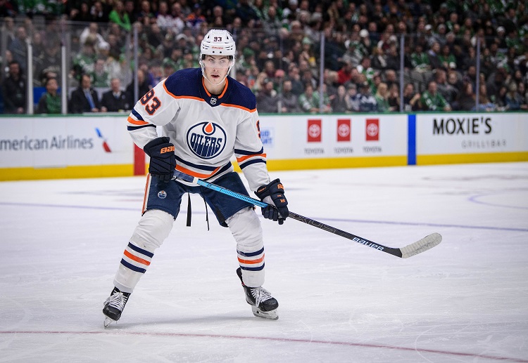 에드먼턴의 라이언 누겐트-홉킨스(Ryan Nugent-Hopkins)가 12월 27일 캘거리와의 홈 경기에서 캘거리의 데렉 라이언(Derek Ryan)과 퍽 다툼을 벌이고 있다.