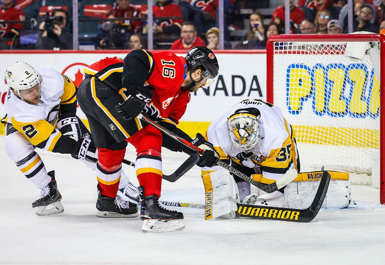 피츠버그의 골텐더 트리스탄 자리가 12월 14일 LA 킹스와의 홈 경기에서 LA 카일 클리포드의 슛을 막기 위해 몸을 날리고 있다