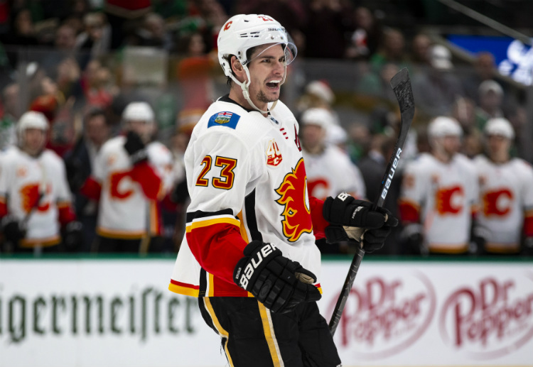 캘거리의 공격수 션 모나한이 12월 22일 댈러스와의 원정전에서 팀 동료 매튜 타추크가 골을 넣자 활짝 웃고 있다.