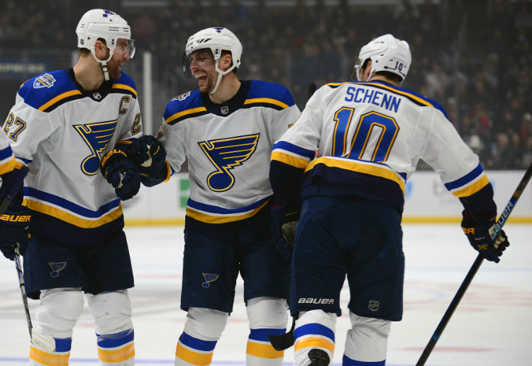 세인트루이스의 알렉스 피에트랑겔로가 12월 21일 산호세 원정전에서 골을 넣은 뒤 동료와 하이파이브를 하고 있다.