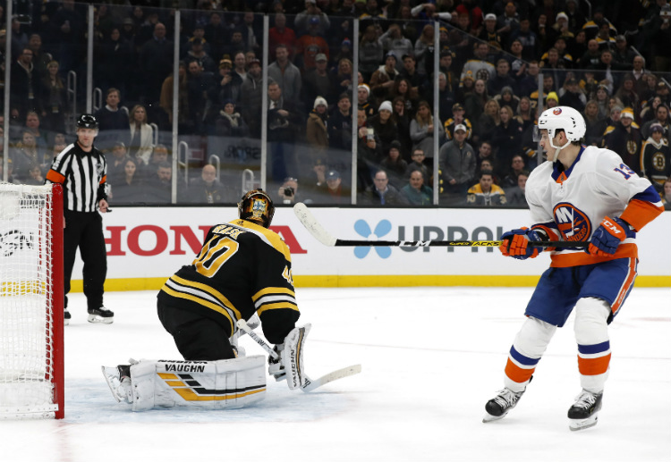 보스턴의 골텐더 투카 라스크가 12월 17일 LA와의 홈 경기에서 공격수 블레이크 리조트의 슛을 막기 위해 몸을 날리고 있다.