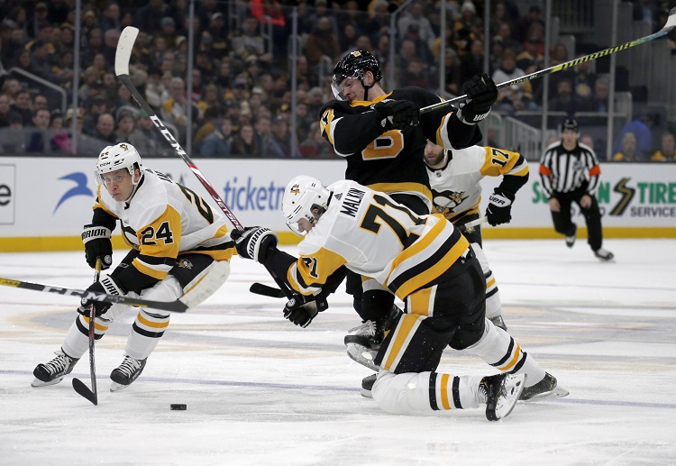 피츠버그의 도미니크 카훈(Dominik Kahun)이 지난 16일 보스턴 브루인스와의 원정전에서 동료 예브게니 말킨(Evgeni Malkin)에게 퍽을 패스하고 있다.