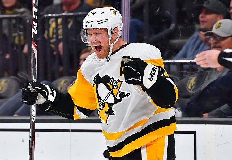 피츠버그의 패트릭 요른퀴비스트(Patric Hornqvist)가 1월 7일 라스베거스에서 열린 베거스 원정전에서 토마스 노섹(Tomas Nosek)과 몸싸움을 시도하고 있다.