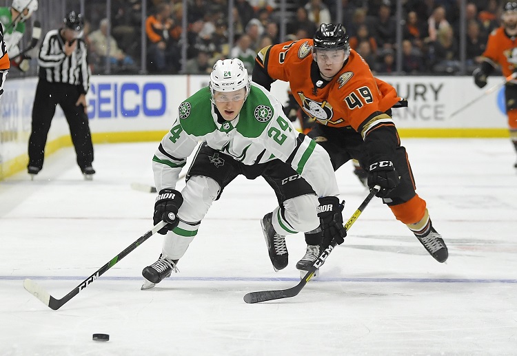 댈러스의 루프 힌츠(Roope Hintz)가 2월 3일 뉴욕 레인저스와의 원정전에서 상대편 수비수 애덤 폭스(Adam Fox)를 따돌리고 동료에게 퍽을 패스하고 있다.