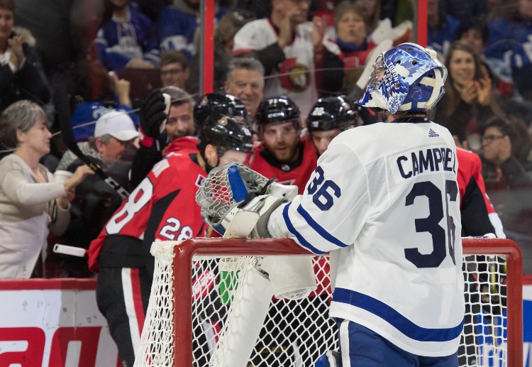 토론토의 골텐더 잭 캠벨(Jack Campbell)이 2월 15일 오타와 원정전에서 글러브를 날려 레프트 윙 브래디 타추크(Brady Tkachuk)의 슛을 막고 있다.