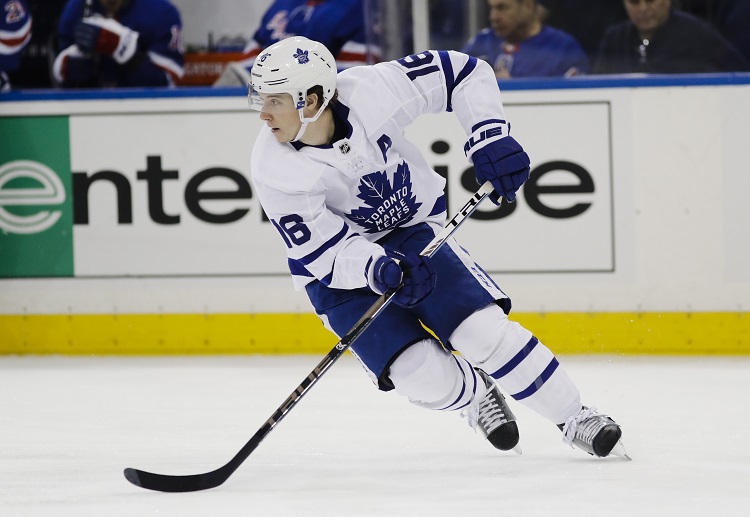 토론토의 미셀 마너(Mitchell Marner)가 2월 5일 뉴욕 레인저스 원정전에서 동료에게 퍽을 패스한 뒤 응시하고 있다.