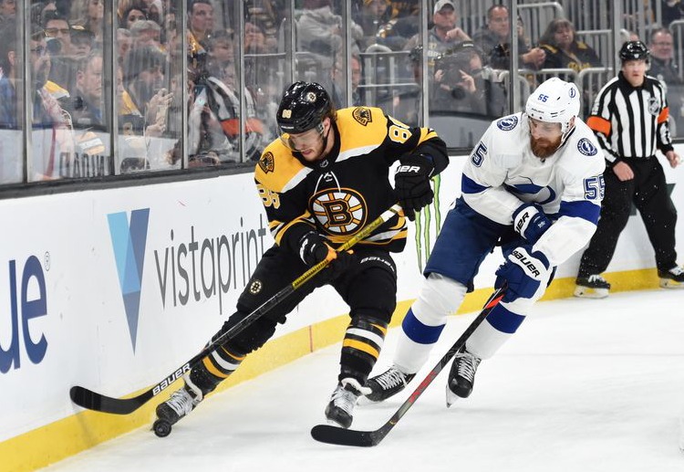 ‘나이스 샷!’ 보스턴의 데이비드 파스트르낙이 2월 21일 몬트리올 캐나디언스 원정전에서 골텐더 캐리 프라이스를 따돌고 골을 성공시킨 뒤 환호하고 있다.