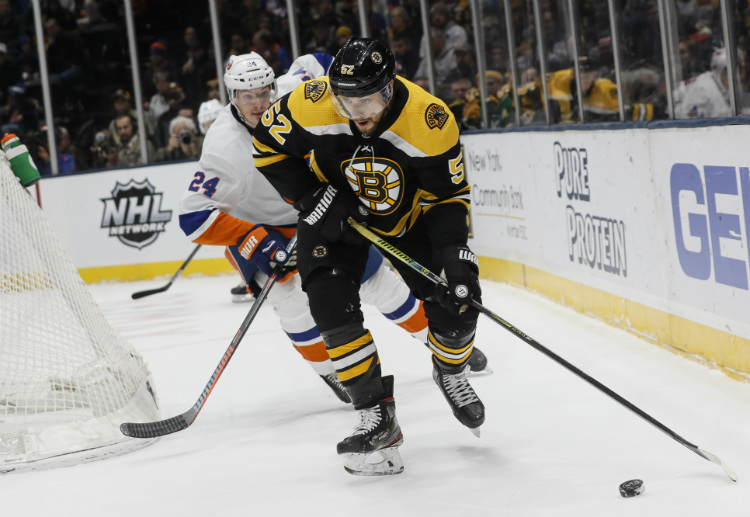 탬파베이의 공격수 바클레이 굿로우(Barclay Goodrow)가 2월 29일 캘거리 플레임스와의 홈 경기에서 캘거리의 딜론 듀브(Dillon Dube)에게 보디체크를 시도하고 있다.