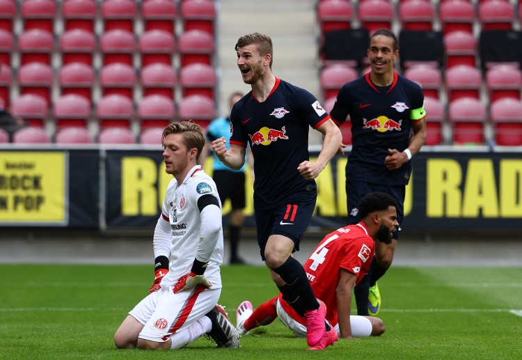 Striker Bundesliga Timo Werner beraksi untuk jebol gawang lawan.