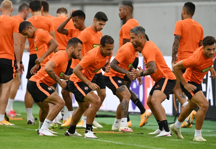 欧罗巴杯 顿涅茨克矿工的伊斯梅利正在试图粉碎对手防守