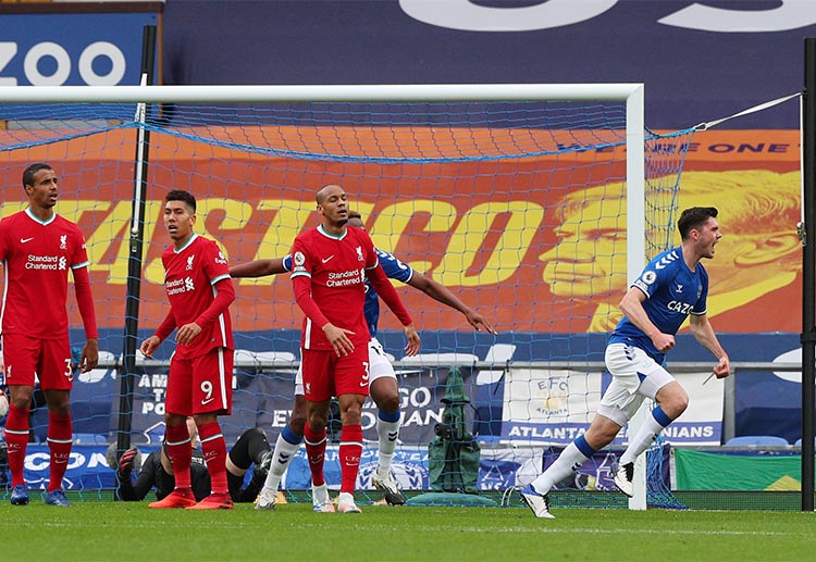 Everton kept their position at the top of the Premier League table after a 2-2 draw against Liverpool
