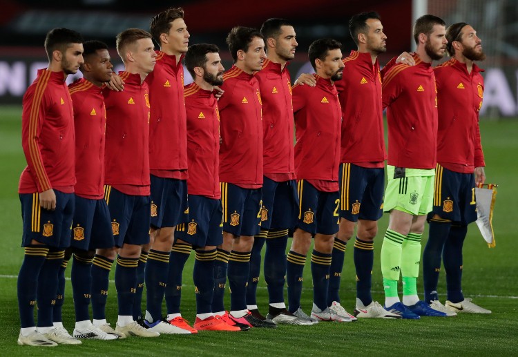 Ukraine vs Tây Ban Nha Nhà cái dự đoán SBOTOP đánh giá trận Ukraine vs Tây Ban Nha, 02:45 ngày 14/10 (GMT+8) và cập nhật Nations League 2020! Lượt trận 4 vòng bảng nhóm 4 League A UEFA Nations League, Ukraine sẽ tiếp đón đội tuyển Tây Ban Nha trên sân nhà. Đây sẽ lại là một bài toán khó giải nữa của đội tuyển Tây Ban Nha khi mà Ukraine đang chơi rất hay trong thời gian gần đây. Những điểm đáng chú ý Ukraine đang đem đến nhiều bất ngờ và sự trưởng thành vượt bậc. Có vẻ từ sau thế hệ của Andriy Shevchenko, Ukraine mới lại thành 1 tập thể gắn kết. Chính huyền thoại của nền bóng đá Ukraine và hiện là HLV tạo nên những điểm nhấn nhất định cho Ukraine. Đội tuyển có biệt danh The Main Team đang đứng ở vị trí thứ 2 với 3 điểm và chắc chắn họ sẽ khẳng định cho tham vọng đi tiếp của mình. 1 Theo các nhận định Ukraine vs Tây Ban Nha, chỉ được xếp vào nhóm hạt giống số 2 tại League B UEFA Nations League mùa giải năm ngoái, Ukraine cũng chứng minh được khả năng và tham vọng của mình. Sau 4 vòng đấu Ukraine giành được 9 điểm cùng vị trí thứ nhất để giành quyền thăng hạng lên League A. Hiện tại sau 1 chiến thắng và 1 trận thua, cơ hội để Ukraine vươn lên nắm giữ vị trí đầu bảng sẽ được quyết định ở trận đấu tới. Tuy nhiên thử thách cũng sẽ không hề dễ dàng với đoàn quân Shevchenko. Thời kì chuyển giao thế hệ của Tây Ba Nha vẫn đang đi rất đúng hướng. Mặc dù không thể đi xa trong những kỳ Euro hay World Cup gần đây nhưng Tây Ba Nha luôn khẳng định tương lai đầy hứa hẹn. Ở 1 bảng đấu mà được đánh giá khá nặng kí, đội bóng xứ sở đấu bò đang có được vị trí dẫn đầu cùng 4 điểm trong tay. Tuy nhiên khoảng cách với các đối thủ cụ thể là chính Ukraine chỉ là 1 điểm và đoàn quân của HLV Luis Enrique biết rằng mình sẽ cần giành chiến thắng. 2 Phong độ của La Roja vẫn được nối dài chuỗi trận bất bại gần nhất là trận hòa trước Bồ Đào Nha. Lần gần nhất Tây Ba Nha đón nhận thất bại đã diễn ra từ năm 2018 và họ đang có sự hưng phấn nhất định trước khi bước vào trận đấu này. 3 điểm giành được chắc chắn sẽ giúp Tây Ba Nha tiến 1 bước dài trên con đường chinh phục UEFA Nations League – danh hiệu mà đội tuyển này còn thiếu trong phòng truyền thống. Đội hình dự kiến Ukraine: Pyatov, Tymchyk, Kryvtsov, Matvienko, Mykhaylichenko, Zinchenko, Stepanenko, Malinovskyi, Yarmolenko, Moraes, Konoplyanka. Spain: David de Gea, Daniel Carvajal, Sergio Ramos, Pau Torres, José Gayà, Fabián Ruiz, Sergio Busquets, Thiago, Jesús Navas, Rodrigo, Ferran Torres. Lịch sử thi đấu Đội tuyển Tây Ban Nha đang tỏ ra sự áp đảo vượt trội với 4 chiến thắng liên tiếp với Ukraine, sự già dơ về kinh nghiệm cũng như bản lĩnh là điều chênh lệch giữa hai đội vào lúc này. Không có gì bất ngờ khi đây sẽ là trận thắng thứ 5 liên tiếp mà thầy trò Luis Enrique hướng tới. Tip cược LỰA CHỌN TỐI ƯU: Chọn Xỉu (Under) kèo 3.00@2.05 *** (02h45 14/10 GMT+8) Theo các nhận định Ukraine vs Tây Ban Nha, trận đấu tới giữa hai đội nhiều khả năng sẽ diễn ra thế trận chậm rãi và phòng thủ kín kẽ bên phía đội chủ nhà Ukraine nhằm kiếm được ít nhất một điểm. Còn Tây Ban Nha sẽ rất khó khăn để đưa được bóng vào lưới của Ukraine.