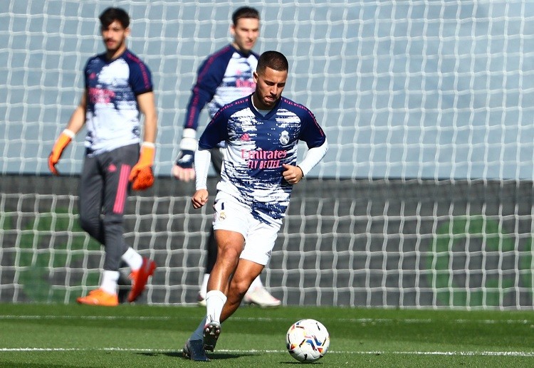 레알 마드리드의 공격수 에당 아자르가 비야레알과의 라리가 경기에서 승리하려 한다.