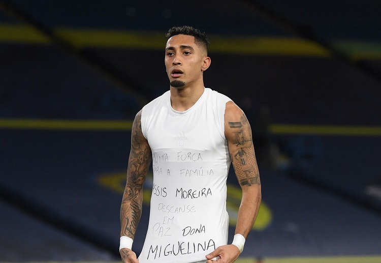 리즈 유나이티드의 라피냐가 이번 시즌 박스 외곽에서 세 번째 득점을 기록한 뒤 기뻐하고 있다.