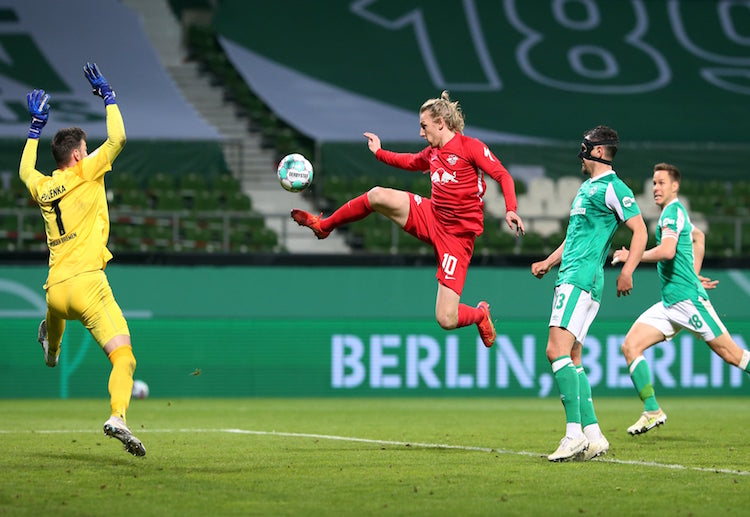 DFB-Pokal: Werder Bremen đã bị hủy bỏ một quả enalty ở phút 44 của trận đấu