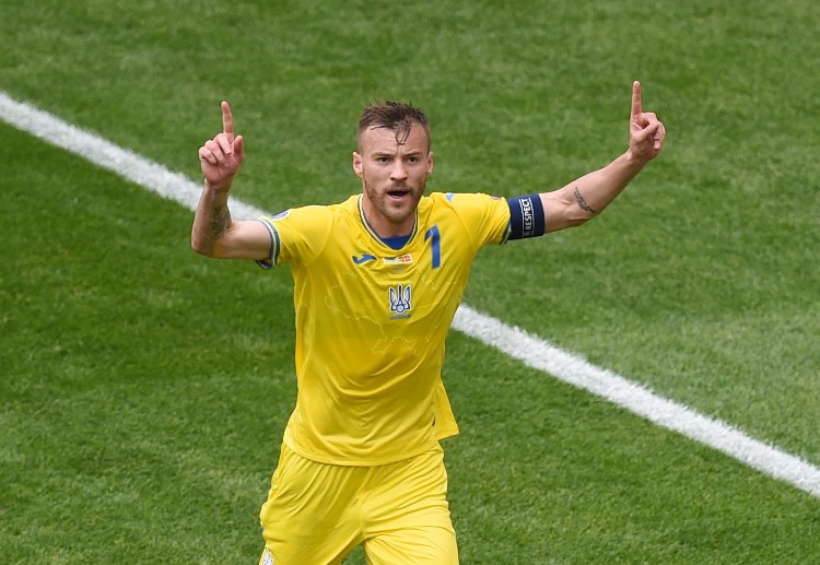 Andriy Yarmolenko unggul dua assist atas Emil Forsberg di Euro 2020
