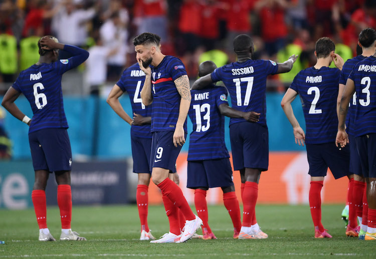 法国球员本泽马的行动瞬间