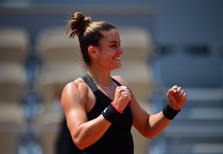 Maria Sakkari hands Iga Swiatek a French Open upset and moves on to her first career Grand Slam semi-final