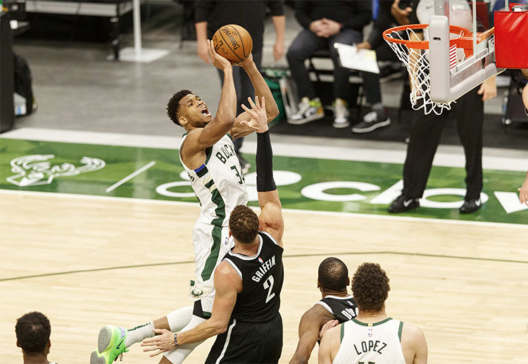 Soi kèo bóng rổ NBA 2021 Milwaukee Bucks vs Houston Rockets.