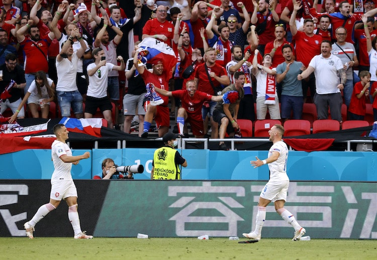 欧洲杯 捷克的托马斯·霍里斯正在进球