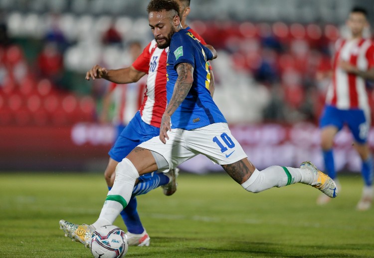 Vòng loại World Cup: Neymar đã có mặt rất đúng lúc và đúng vị trí rồi tung ra cú dứt điểm hiểm hóc đem về bàn mở tỉ số trận đấu