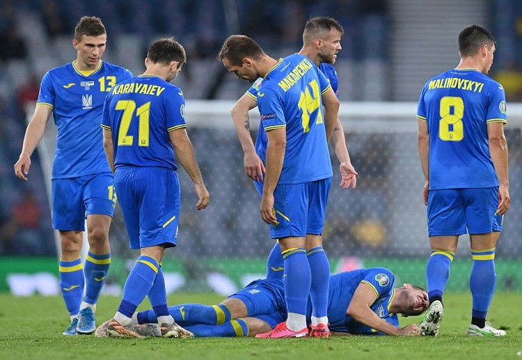 乌克兰的球员的眼睛正在凝视比赛