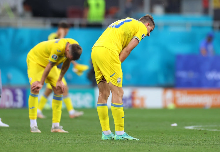 ဖြစ်ပါတယ်။ ရှုံးနိမ့်ခဲ့တဲ့ ယူကရိန်း ကတော့ အကောင်းဆုံး တတိယအသင်း အဖြစ် ယူရို ၂၀၂၀ ရှုံးထွက်တက်နိုင်ဖို့ ရင်တမမနဲ့ စောင့်ဆိုင်းရတော့မှာလည်း ဖြစ်ပါတယ်။