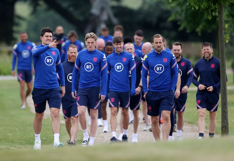 英格兰的球员正在实施防守战术