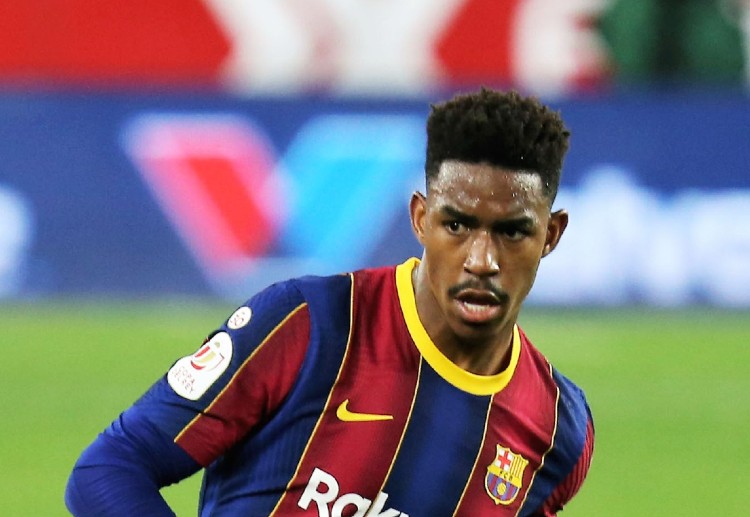 주니오르 피르포는 바르셀로나로부터 프리미어리그 리즈 유나이티드로 이적 계약을 체결했다.