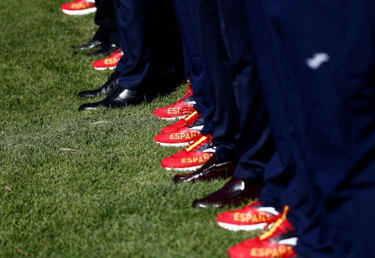 西班牙的后卫正在努力防守