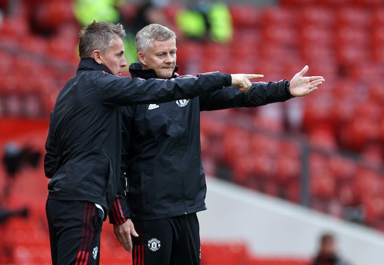 曼联的球员正在场边热身