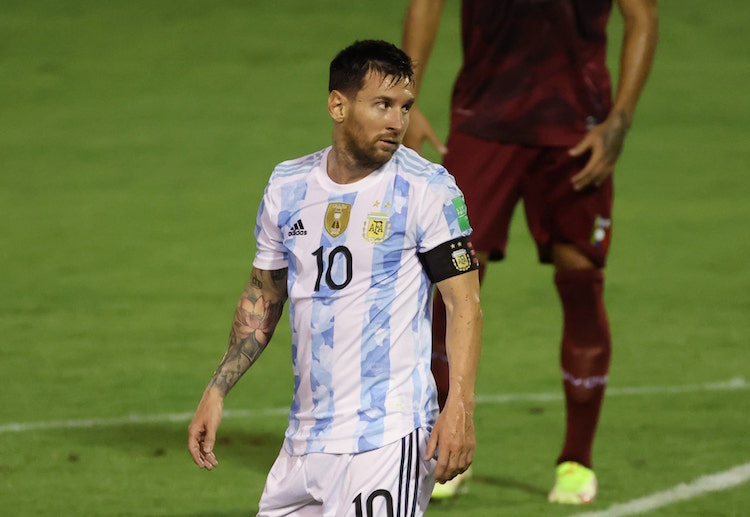 Vòng loại World Cup: Cú đá phạt của Messi không thể tạo ra những khó khăn đối với thủ thành bên phía Venezuela.
