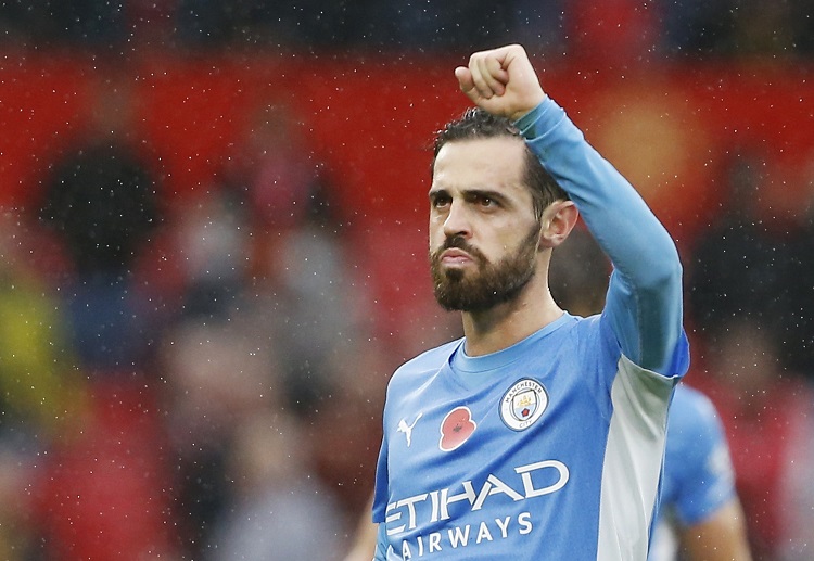 曼城的球员正在互相握手