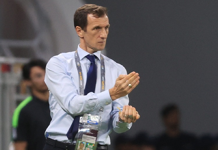 阿联酋的球员抢先一步