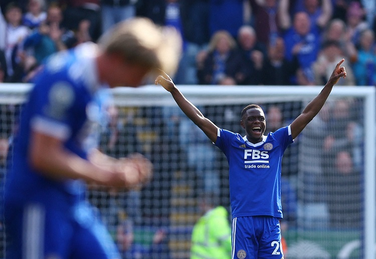 英超 莱斯特城的球员射门偏出