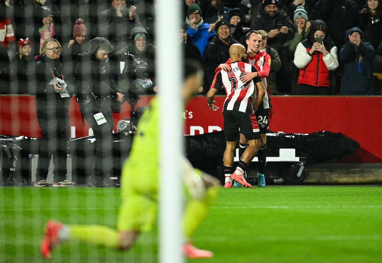 英超联赛 布伦特福德率先破门,姆贝莫远射得分