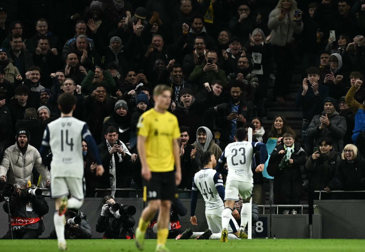 欧洲联赛 一记精彩的头球,斯卡利特为热刺首开纪录。