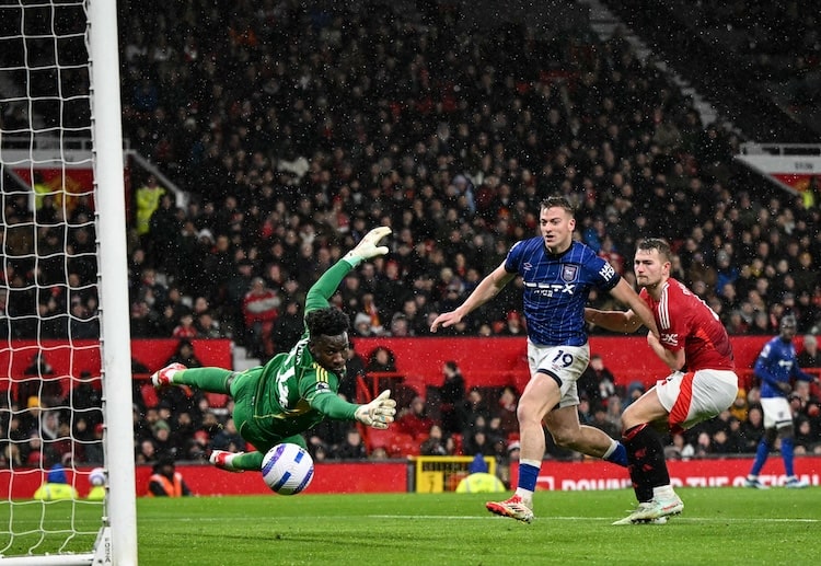 英超联赛 德拉普41分钟破门,伊镇半场扳平