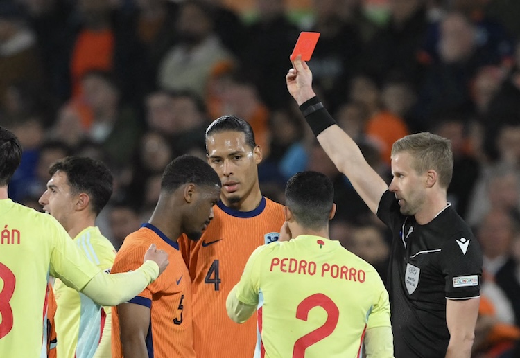 欧国联 哈托亮鞋底铲人,危险动作导致其被红牌罚下