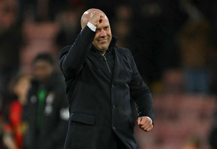 လက်ရှိ ပရီးမီးယားလိဂ် ချန်ပီယံ ဖြစ်နိုင်ချေ အလေးပေးမှုမှာ လစ်ဗာပူးလ်က ၁:၃၃ သတ်မှတ်ခံထားရပြီး အာဆင်နယ်က ၂၂:၁ နော့တင်ဟမ်ဖောရက်စ်က ၅၀၀:၁၊ မန်စီးတီးက ၇၅ဝ:၁ သတ်မှတ်ခံထားရပါတယ်။