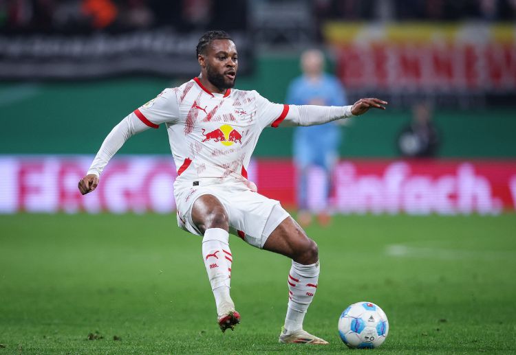 德甲联赛 第24分钟,巴库因一次激烈的拼抢,被裁判出示黄牌警告。