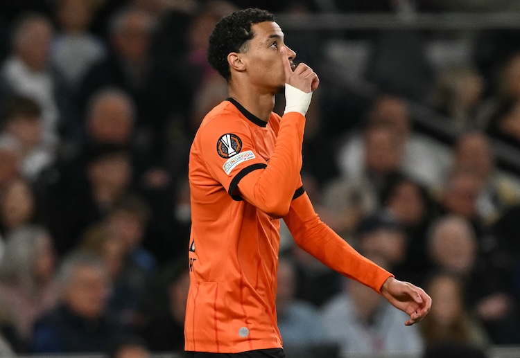 欧洲联赛 第6分钟,法兰克福从后场断球发起快速反击,埃基蒂克内切后一脚远射直入网窝,帮助球队1比0领先