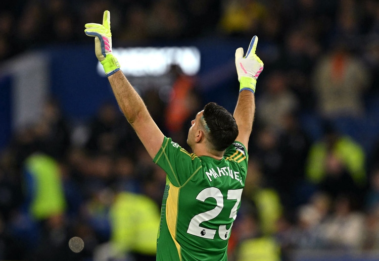 英超联赛 布莱顿的反击尝试，被维拉门将马丁内斯一一化解，他们的防线坚不可摧。