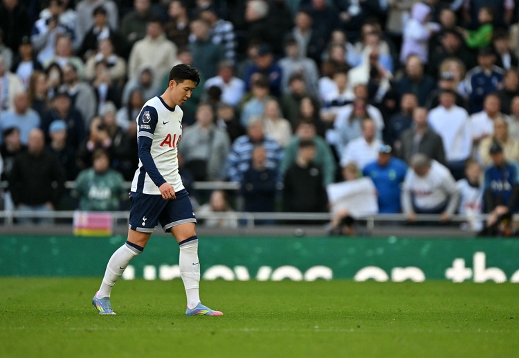 발목 부상에서 회복 중인 손흥민이 지난 4일 웨스트햄전에서 벤치에 앉아 심각한 표정으로 경기를 지켜보고 있다.