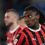 ဂါဘရီရယ် မာတင်နယ်လီ အနေနဲ့ ဒီနွေရာသီမှာ အသင်း ကနေ ထွက်ခွာခဲ့မယ် ဆိုရင်တော့ အာဆင်နယ်က စီးရီးအေ ကလပ် အေစီမီလန် တိုက်စစ်မှူး ရာဖေးလ် လီယောင်ကို ခေါ်ယူဖို့ ကြိုးပမ်းသွားဖွယ် ရှိနေပါတယ်။